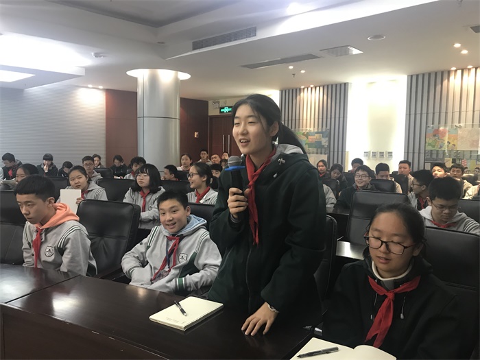 2、同学向刘心怡学姐提问.JPG 2、同学向刘心怡学姐提问.JPG