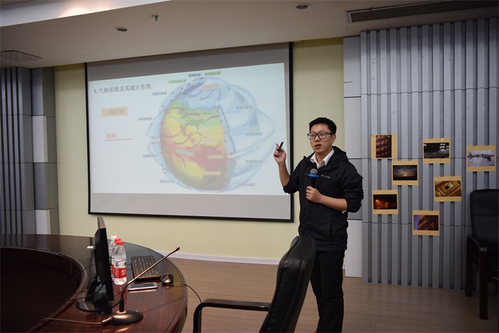 5、张兴海学长为同学们讲述他的专业.JPG 5、张兴海学长为同学们讲述他的专业.JPG
