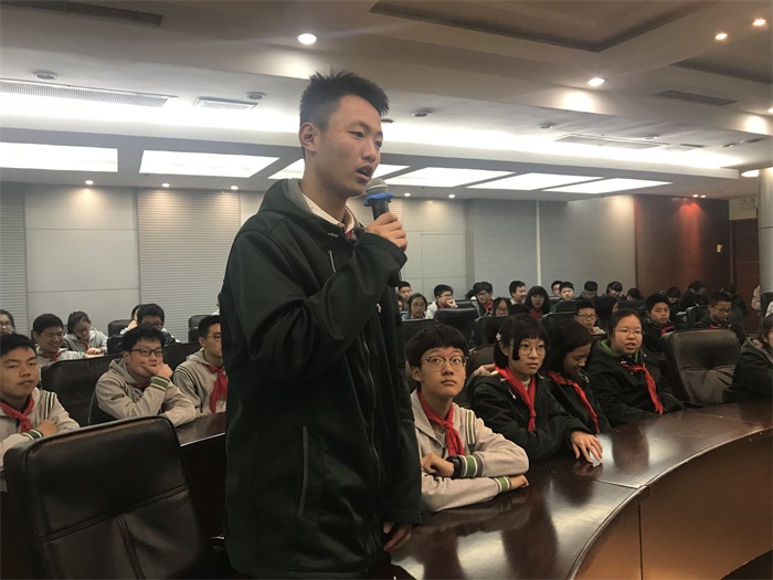 6、同学向张兴海学长提问.JPG 6、同学向张兴海学长提问.JPG