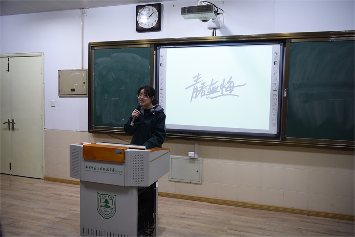 7、高二的刘任菲学姐与大家交流.JPG
