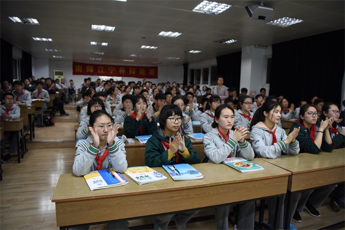 8、同学们在听刘学姐的讲述.JPG
