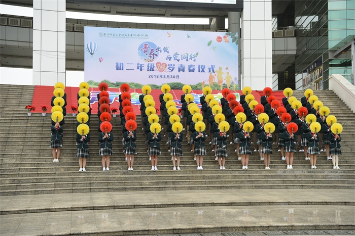 图2初二21、22班合唱《童年》.JPG 图2初二21、22班合唱《童年》.JPG