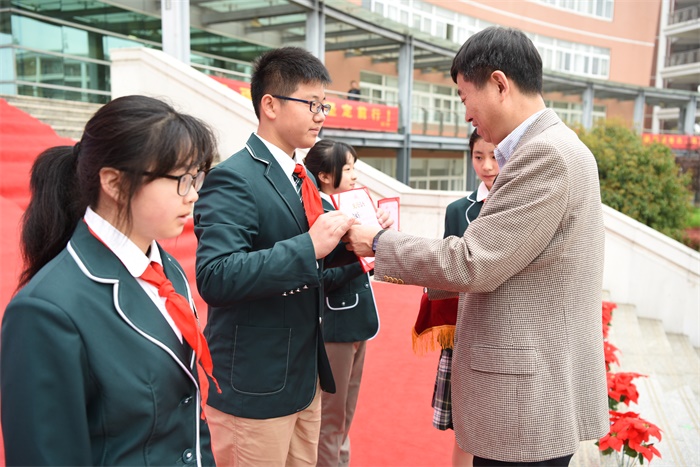图3张士民校长为美德少年颁奖.JPG