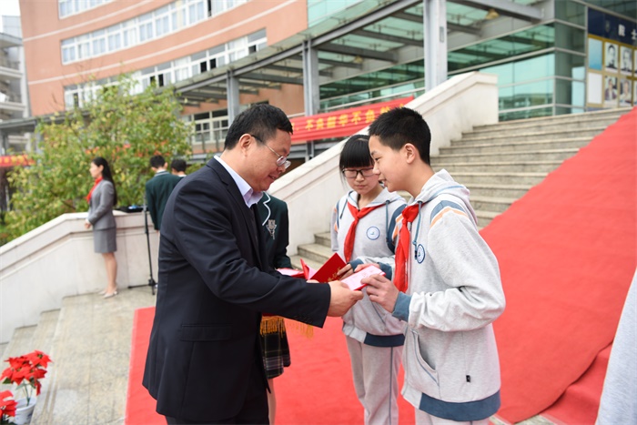 图5清水亭学校校长王朝阳老师为美德少年提名人物颁奖.JPG