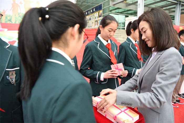 图8团委书记孟惠老师老师为学生代表发离队纪念卡.JPG