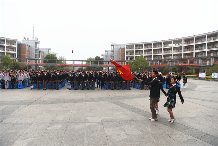 图10庄严敬好最后一个队礼.JPG