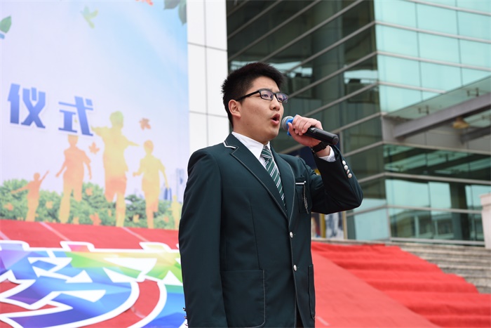 图13高二1班朱思远同学带领入团宣誓.JPG