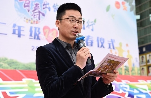 图16初二22班张慕哲父亲张军先生送上家长祝福_看图王(1).JPG 图16初二22班张慕哲父亲张军先生送上家长祝福_看图王(1).JPG
