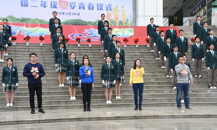 图19四位老师和学生一起演唱《追梦赤子心》_看图王.JPG 图19四位老师和学生一起演唱《追梦赤子心》_看图王.JPG