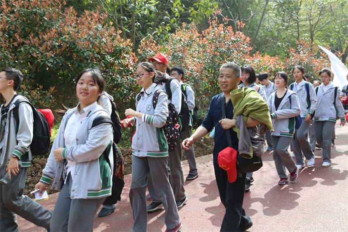 老师们陪伴我们一路行走.JPG