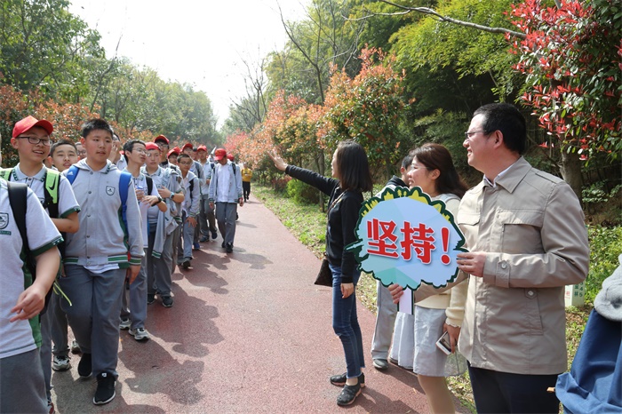 老师们为同学们加油.JPG