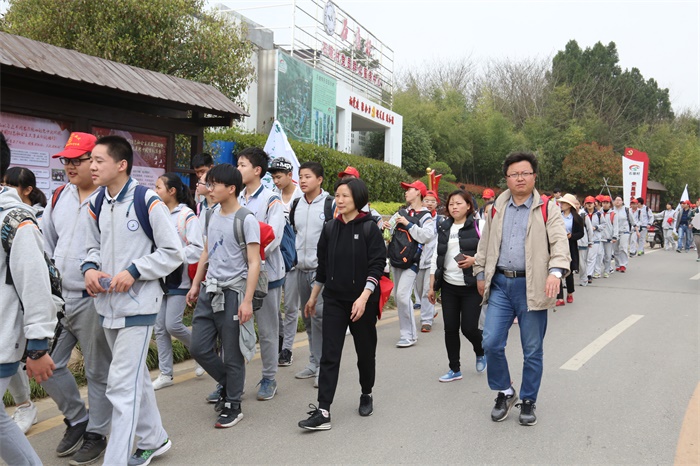 清水亭学校的同学们也参与了这次步行.JPG