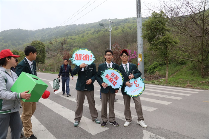学生志愿者给大家加油.JPG