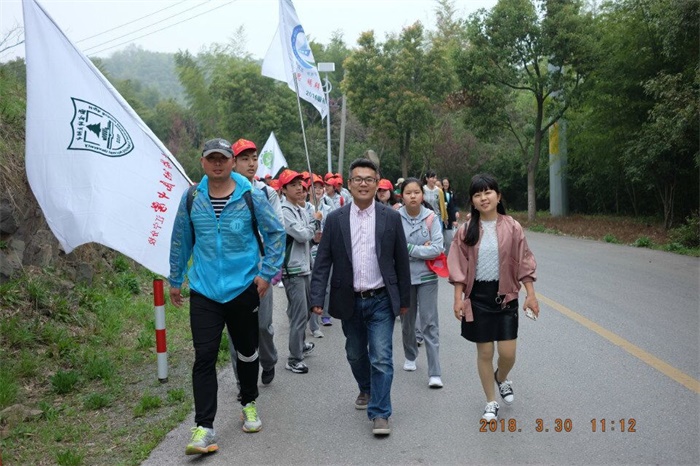 走在队伍最前列的年级主任和老师.jpg