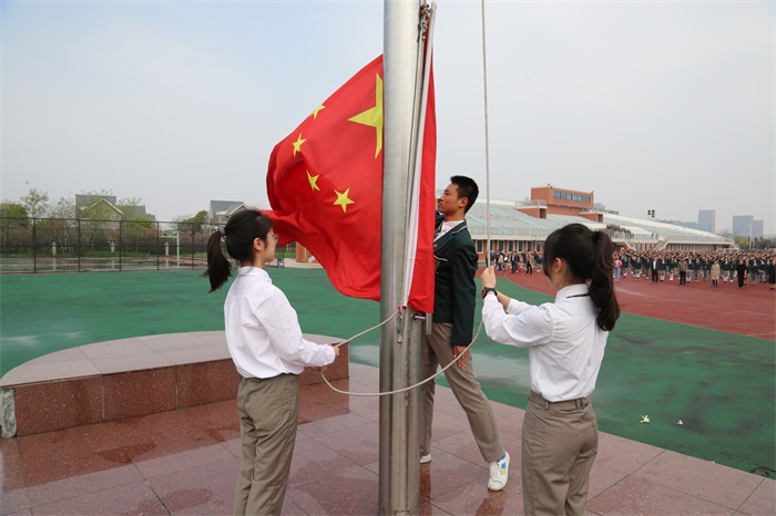 自管会承办升旗.JPG