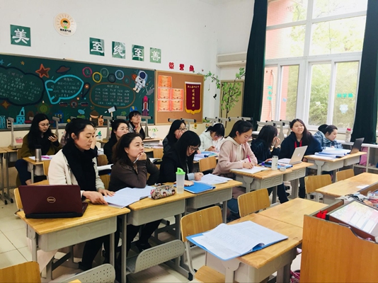 二语组老师认真聆听记录并讨论.jpg