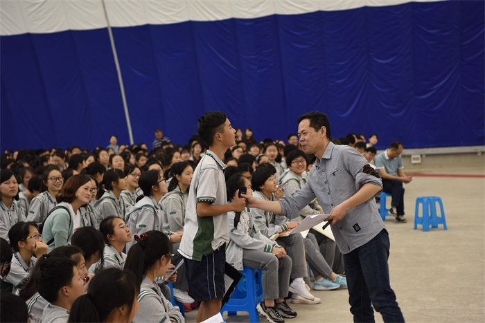 2.赵老师与同学们进行互动.JPG