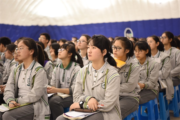 3.同学们认真聆听讲座内容.JPG