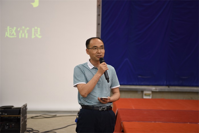 4.初三年级语文备课组长赵长兵老师主持讲座.JPG