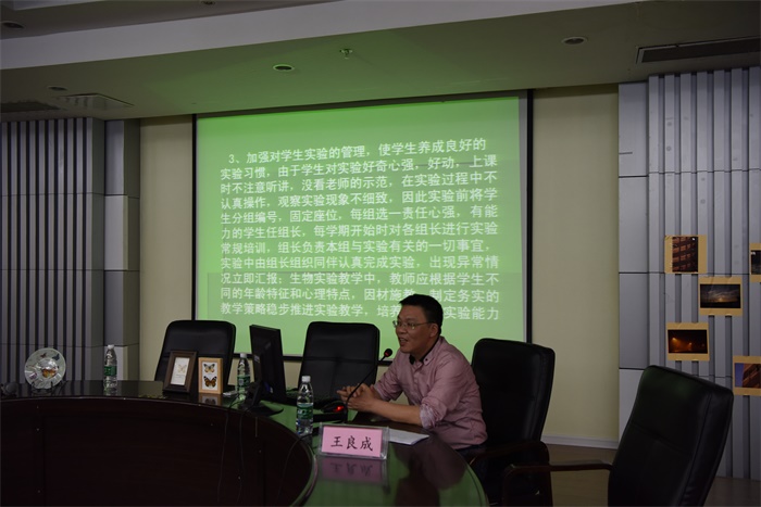 江宁区教研室生物教研员王良成老师做实验专题培训.JPG