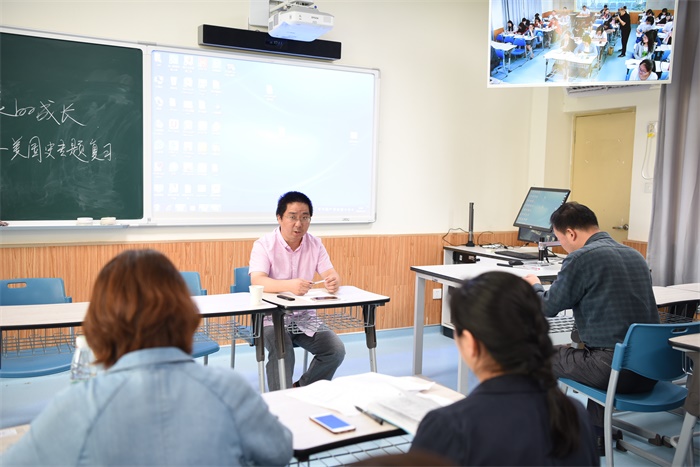 何平老师讲座中.JPG