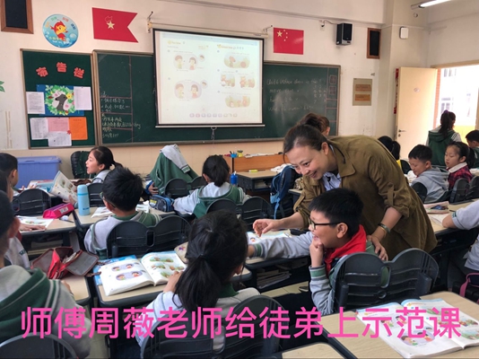 周围师傅给徒弟上示范课.jpg