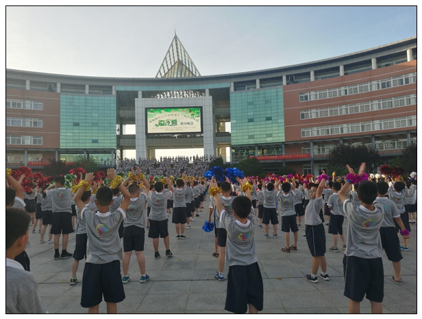 1.小学部的暖场舞蹈《童心舞动》,点燃了全场观众的热情。.jpg