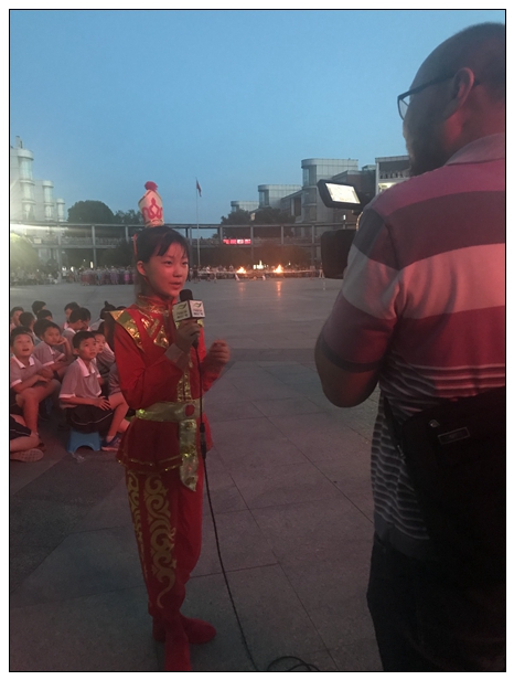 14.巾幗英雄花木兰在表演之后接受采访。.jpg