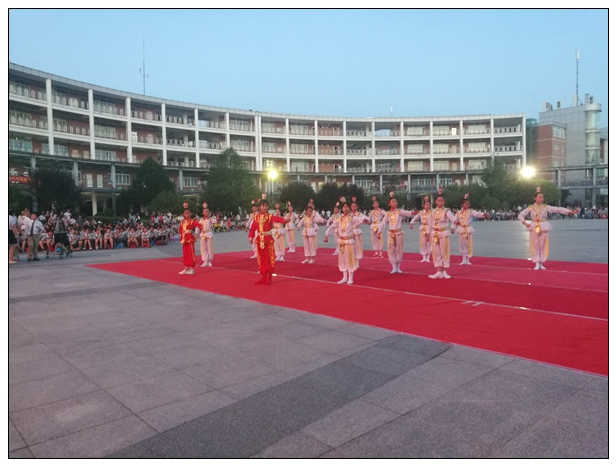13.六年级集体舞《花木兰》.jpg