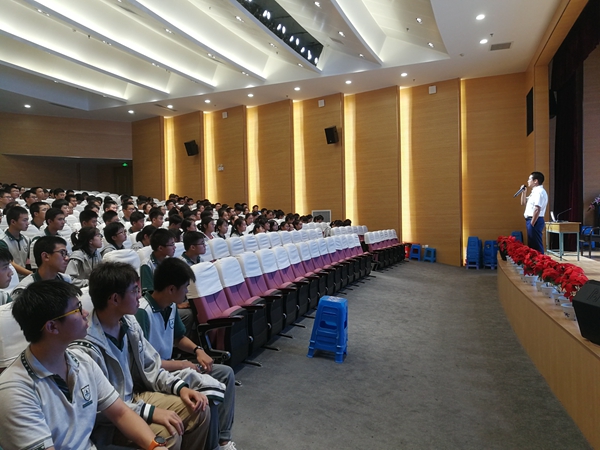 3高一学生认真听会.jpg 3高一学生认真听会.jpg