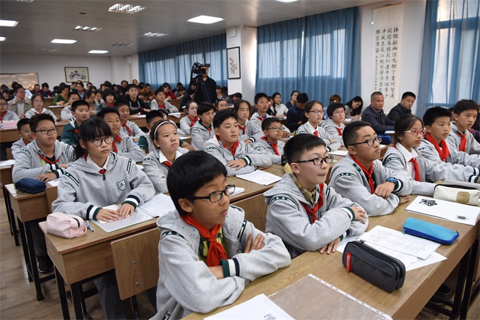 同学们认真听讲.JPG