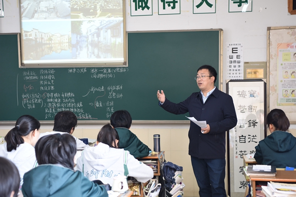 1 周天航老师在上课中.jpg 1 周天航老师在上课中.jpg