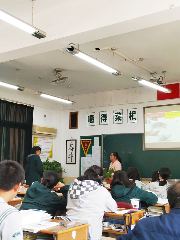 2李娜老师在上课中.jpg 2李娜老师在上课中.jpg