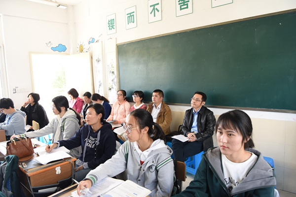 3全区高三政治老师在听课.jpg 3全区高三政治老师在听课.jpg