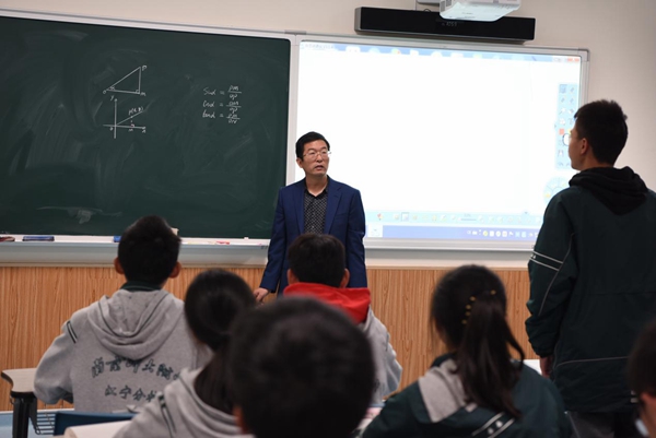2解赞斌老师上课中.jpg 2解赞斌老师上课中.jpg