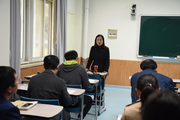4数学学科中心组常务组长主持评课研讨活动.jpg 4数学学科中心组常务组长主持评课研讨活动.jpg