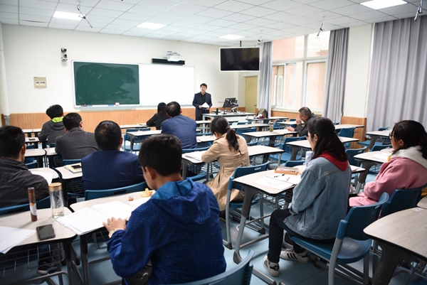 5于明老师在做讲座.jpg 5于明老师在做讲座.jpg