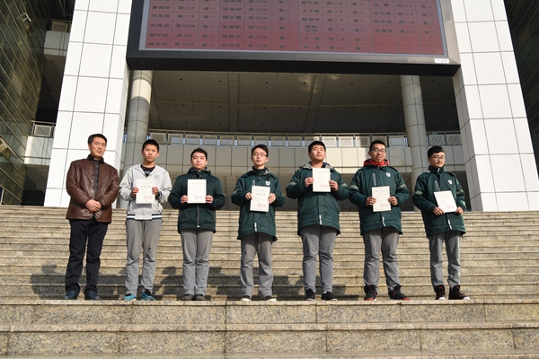 2高中部校长成中余老师为化学竞赛获奖学生代表颁奖.JPG 2高中部校长成中余老师为化学竞赛获奖学生代表颁奖.JPG