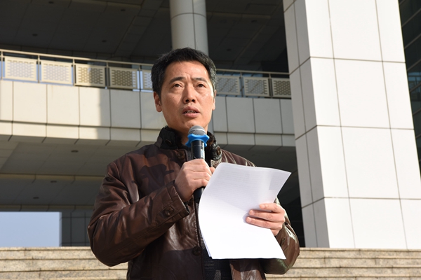 3高中部校长成中余老师做国旗下讲话.JPG 3高中部校长成中余老师做国旗下讲话.JPG