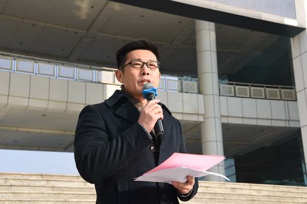 4高中部副校长纪湘元老师主持本次升旗仪式.JPG 4高中部副校长纪湘元老师主持本次升旗仪式.JPG