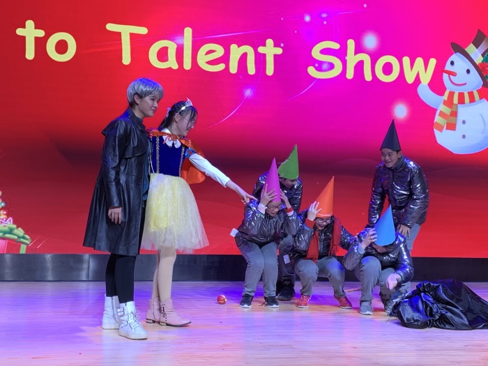 11班 话剧《Snow white and the seven dwarfs》.JPG
