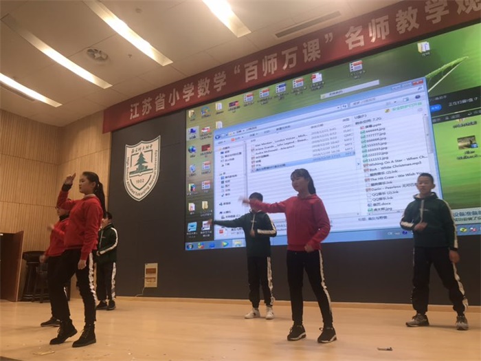 20班 歌舞剧《卖火柴的小女孩》.JPG