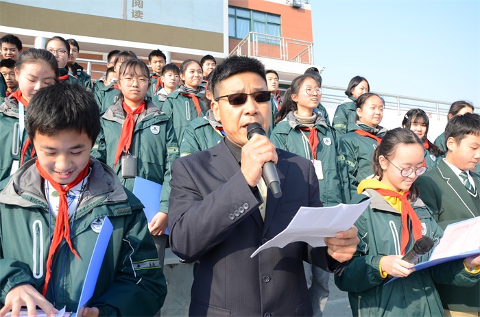 班主任陈老师作国旗下讲话.JPG