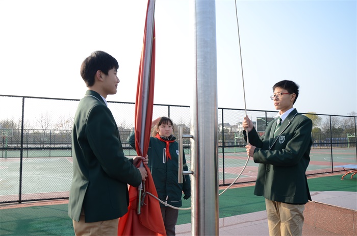 升旗手吴文睿护旗手伍登越晁亦泽.JPG
