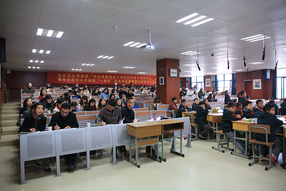 1555143171559033.jpg 8、老师们认真地听课.jpg