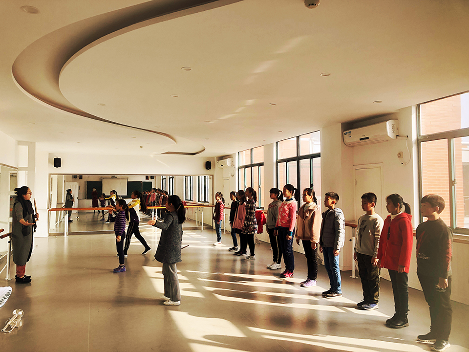 1555143668384266.jpg 1潘虹老师带学生编排.jpg