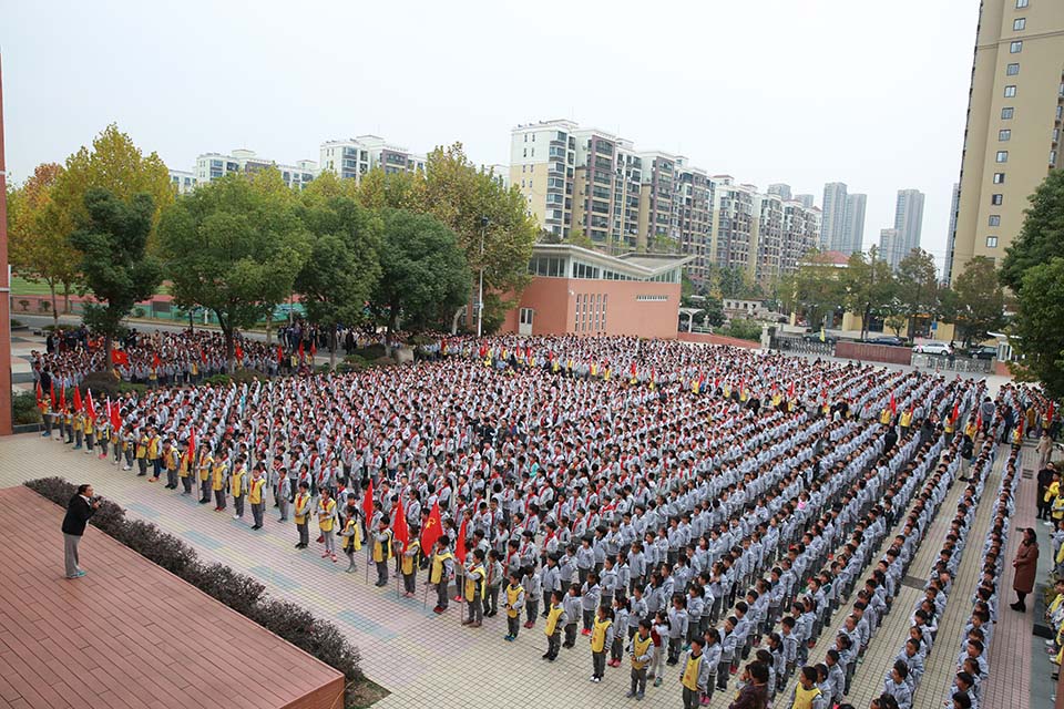 1.今天下午的升旗广场好热闹，我们全体师生齐聚一起上环保班会课。.jpg