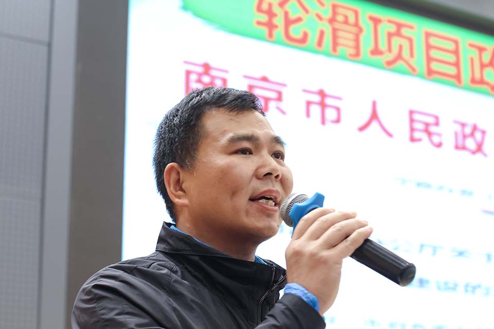 1555162523462144.jpg 体育教研组长张建亮老师介绍轮滑.jpg