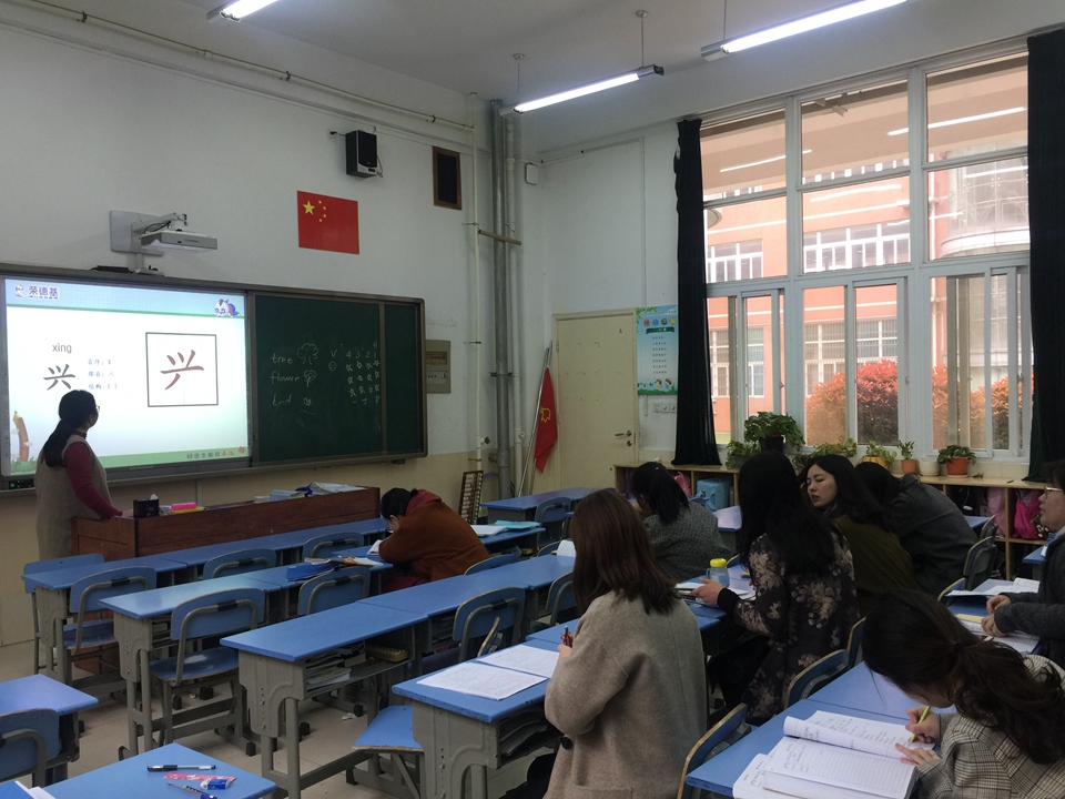 1556001555119692.jpg 大家认真听.JPG