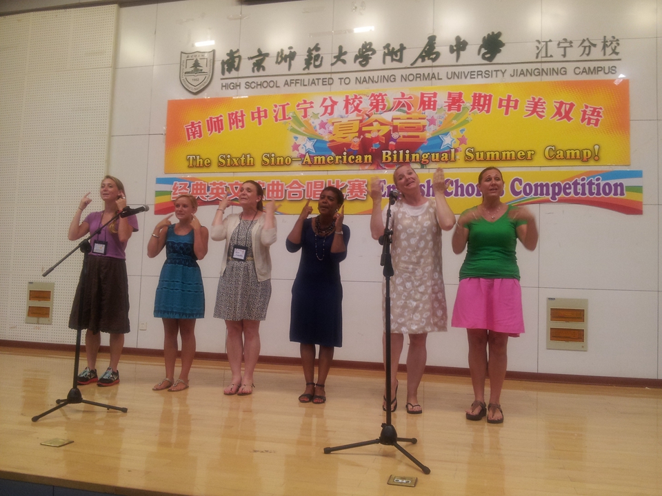 1556005652301186.jpg 28 欣赏外教的表演.jpg